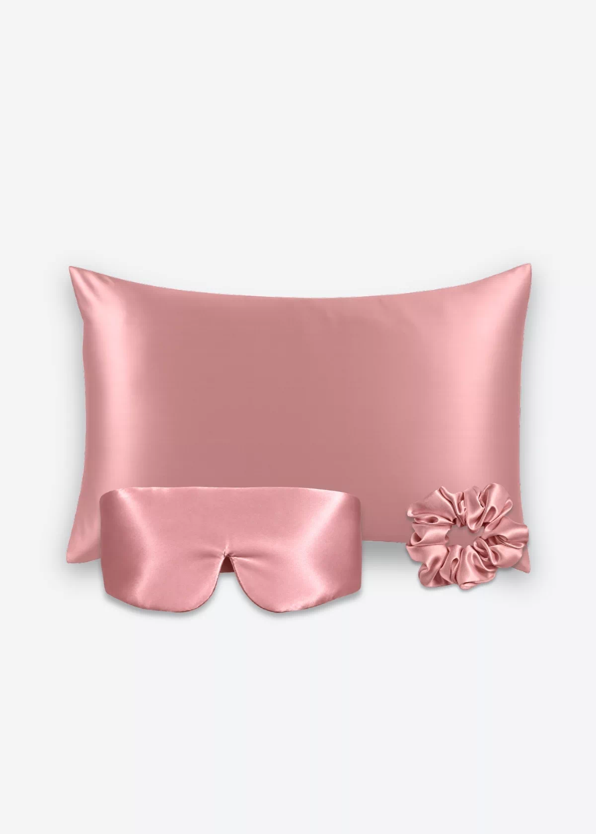 Coffret Les Essentiels Bandeau : taie d’oreiller, masque bandeau réglable et grand chouchou, tous en soie bois de rose.