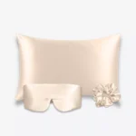 Coffret Les Essentiels Bandeau : taie d’oreiller, masque bandeau réglable et grand chouchou, tous en soie champagne.