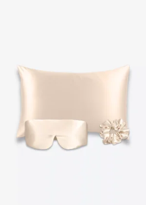 Coffret Les Essentiels Bandeau : taie d’oreiller, masque bandeau réglable et grand chouchou, tous en soie champagne.