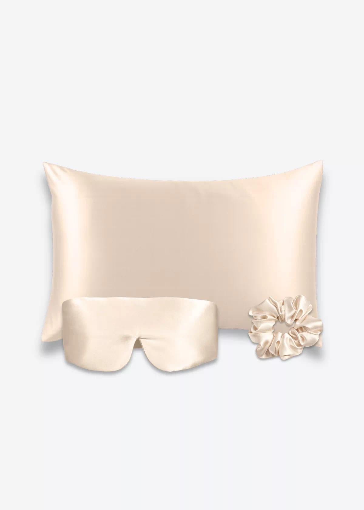 Coffret Les Essentiels Bandeau : taie d’oreiller, masque bandeau réglable et grand chouchou, tous en soie champagne.