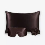 Coffret Les Essentiels Bandeau : taie d’oreiller, masque bandeau réglable et grand chouchou, tous en soie marron chocolat.