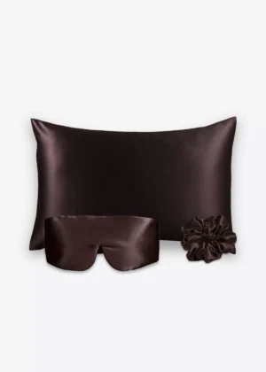 Coffret Les Essentiels Bandeau : taie d’oreiller, masque bandeau réglable et grand chouchou, tous en soie marron chocolat.