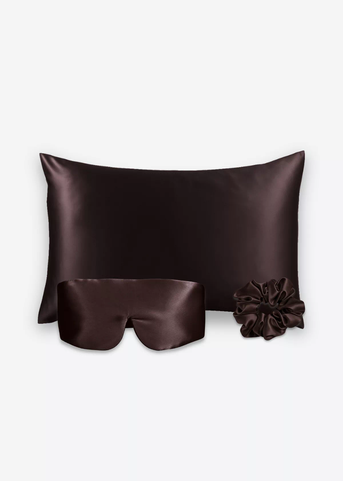 Coffret Les Essentiels Bandeau : taie d’oreiller, masque bandeau réglable et grand chouchou, tous en soie marron chocolat.