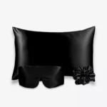 Coffret Les Essentiels Bandeau : taie d’oreiller, masque bandeau réglable et grand chouchou, tous en soie noire.