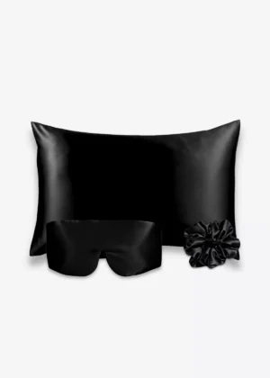 Coffret Les Essentiels Bandeau : taie d’oreiller, masque bandeau réglable et grand chouchou, tous en soie noire.