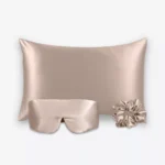 Coffret Les Essentiels Bandeau : taie d’oreiller, masque bandeau réglable et grand chouchou, tous en soie taupe.