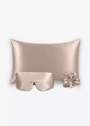 Coffret Les Essentiels Bandeau : taie d’oreiller, masque bandeau réglable et grand chouchou, tous en soie taupe.