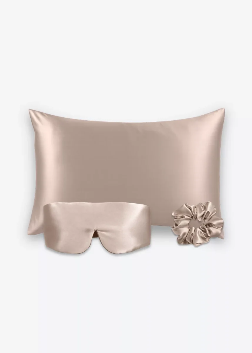 Coffret Les Essentiels Bandeau : taie d’oreiller, masque bandeau réglable et grand chouchou, tous en soie taupe.