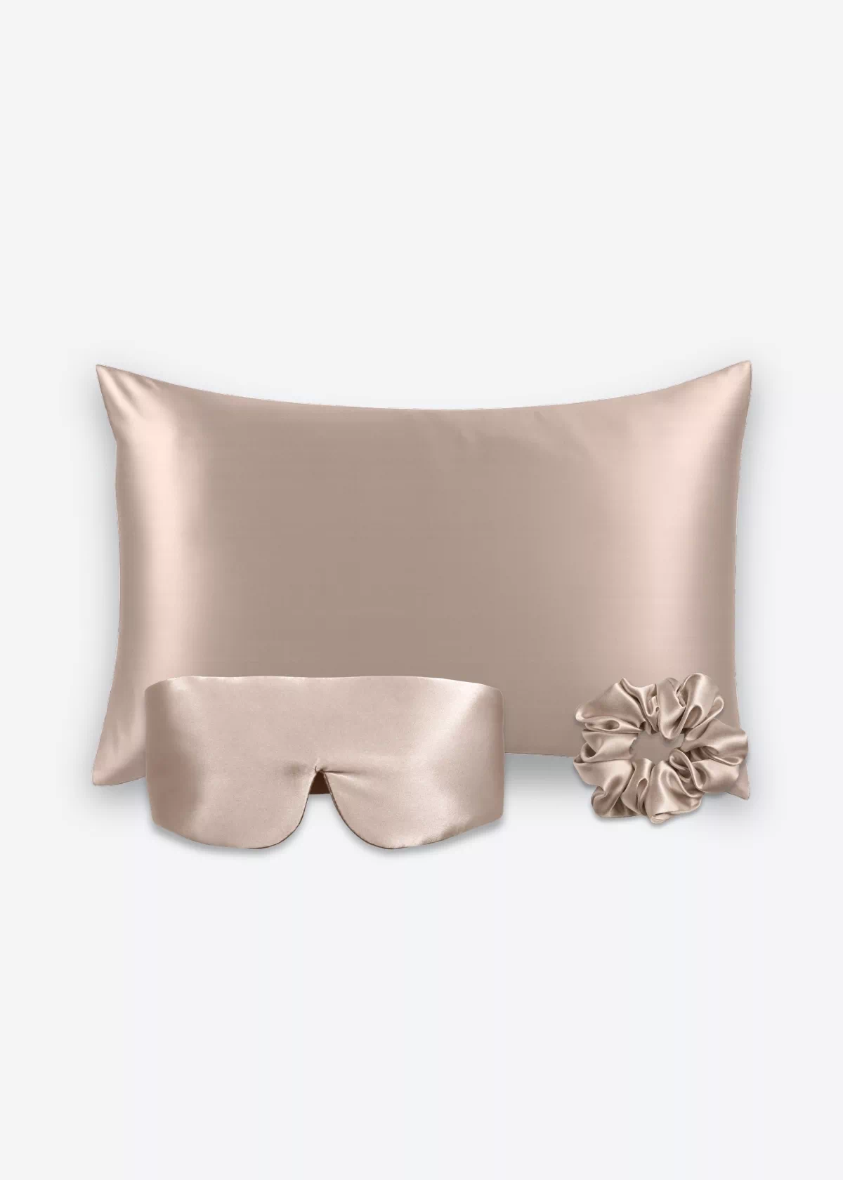 Coffret Les Essentiels Bandeau : taie d’oreiller, masque bandeau réglable et grand chouchou, tous en soie taupe.