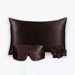 Coffret Les Essentiels Bandeau : taie d’oreiller, masque bandeau réglable et grand chouchou, tous en soie marron chocolat.