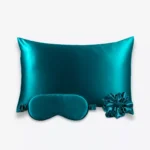 Coffret Les Essentiels : taie d’oreiller, masque de nuit classique et grand chouchou, tous en soie bleu canard.