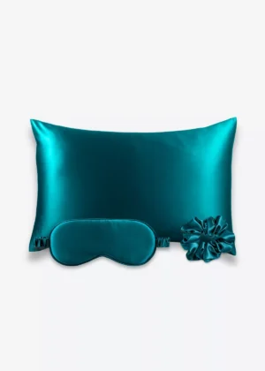 Coffret Les Essentiels : taie d’oreiller, masque de nuit classique et grand chouchou, tous en soie bleu canard.
