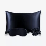 Coffret Les Essentiels : taie d’oreiller, masque de nuit classique et grand chouchou, tous en soie bleu nuit.