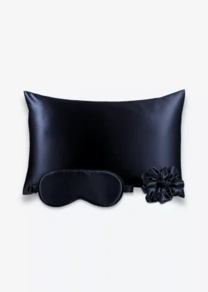 Coffret Les Essentiels : taie d’oreiller, masque de nuit classique et grand chouchou, tous en soie bleu nuit.