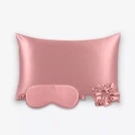 Coffret Les Essentiels : taie d’oreiller, masque de nuit classique et grand chouchou, tous en soie bois de rose.