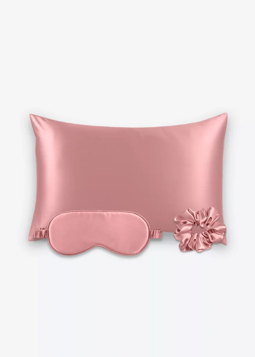 Coffret Les Essentiels : taie d’oreiller, masque de nuit classique et grand chouchou, tous en soie bois de rose.