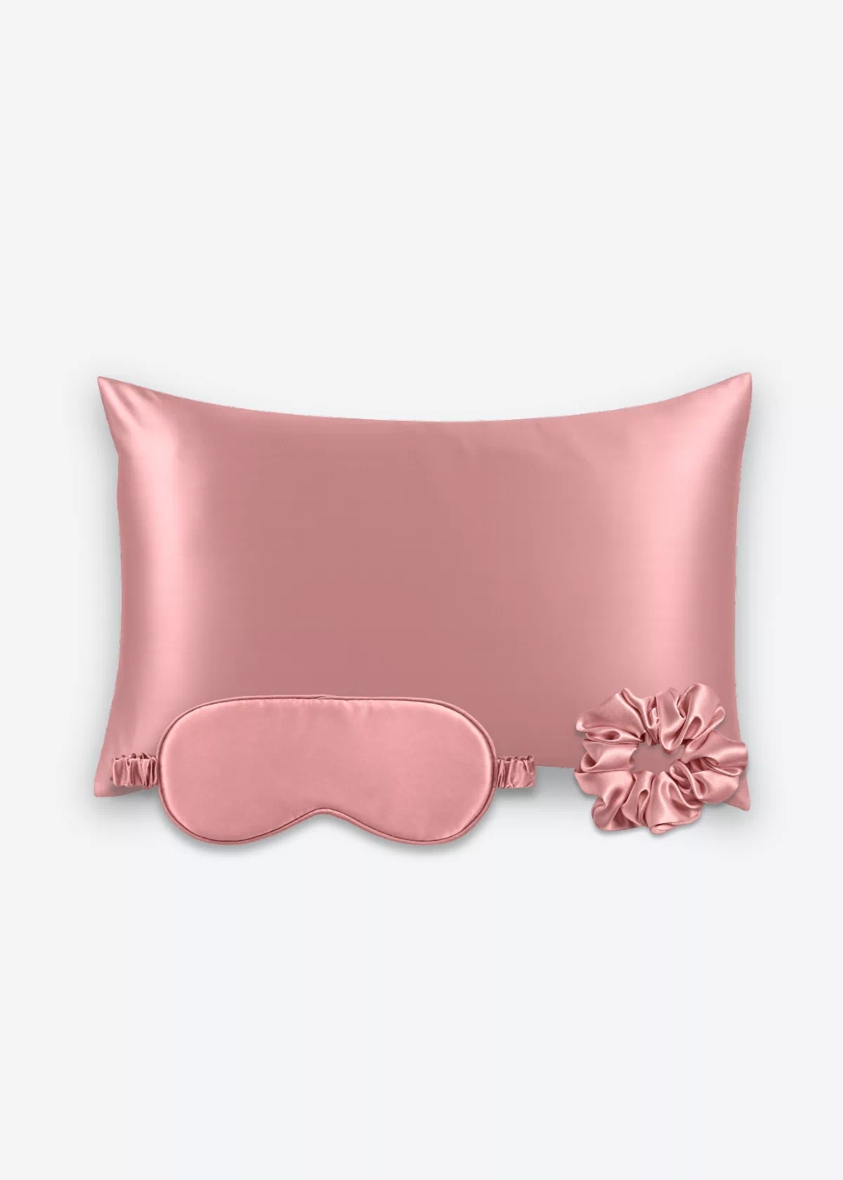Coffret Les Essentiels : taie d’oreiller, masque de nuit classique et grand chouchou, tous en soie bois de rose.