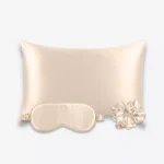 Coffret Les Essentiels : taie d’oreiller, masque de nuit classique et grand chouchou, tous en soie champagne.
