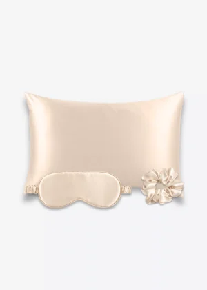 Coffret Les Essentiels : taie d’oreiller, masque de nuit classique et grand chouchou, tous en soie champagne.