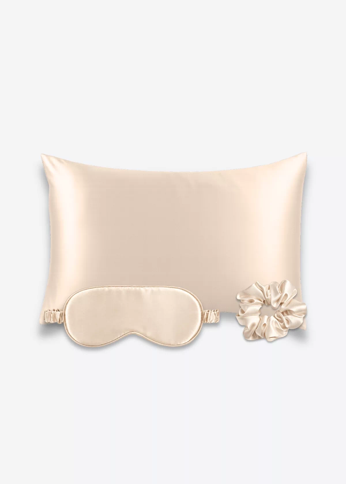 Coffret Les Essentiels : taie d’oreiller, masque de nuit classique et grand chouchou, tous en soie champagne.