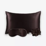 Coffret Les Essentiels : taie d’oreiller, masque de nuit classique et grand chouchou, tous en soie marron chocolat.