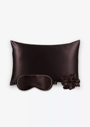 Coffret Les Essentiels : taie d’oreiller, masque de nuit classique et grand chouchou, tous en soie marron chocolat.