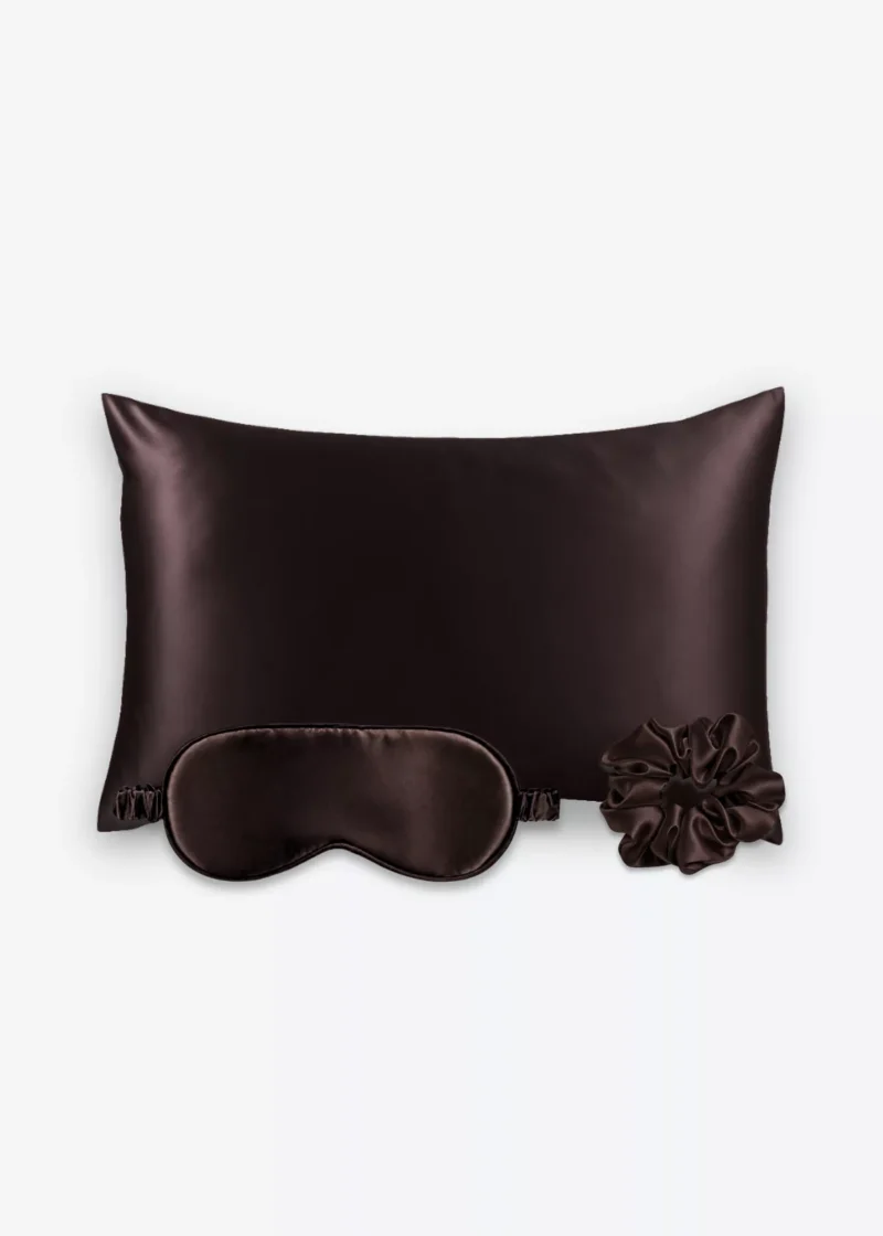 Coffret Les Essentiels : taie d’oreiller, masque de nuit classique et grand chouchou, tous en soie marron chocolat.