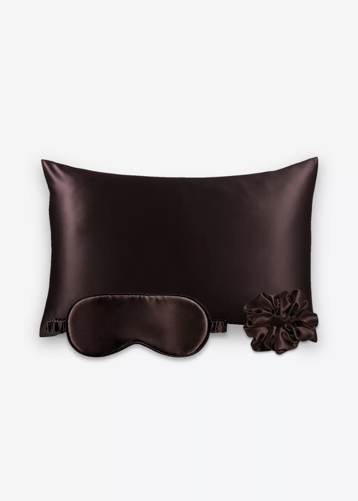 Coffret Les Essentiels : taie d’oreiller, masque de nuit classique et grand chouchou, tous en soie marron chocolat.