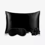 Coffret Les Essentiels : taie d’oreiller, masque de nuit classique et grand chouchou, tous en soie noire.