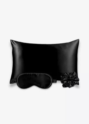 Coffret Les Essentiels : taie d’oreiller, masque de nuit classique et grand chouchou, tous en soie noire.