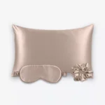 Coffret Les Essentiels : taie d’oreiller, masque de nuit classique et grand chouchou, tous en soie taupe.