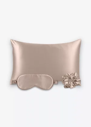 Coffret Les Essentiels : taie d’oreiller, masque de nuit classique et grand chouchou, tous en soie taupe.