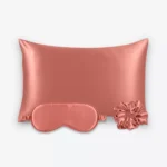 Coffret Les Essentiels : taie d’oreiller, masque de nuit classique et grand chouchou, tous en soie terracotta.