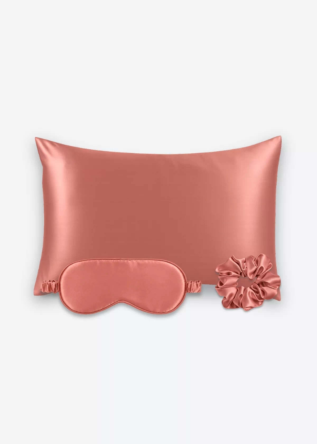 Coffret Les Essentiels : taie d’oreiller, masque de nuit classique et grand chouchou, tous en soie terracotta.