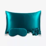 Coffret Les Essentiels : taie d’oreiller, masque de nuit classique et grand chouchou, tous en soie bleu canard.