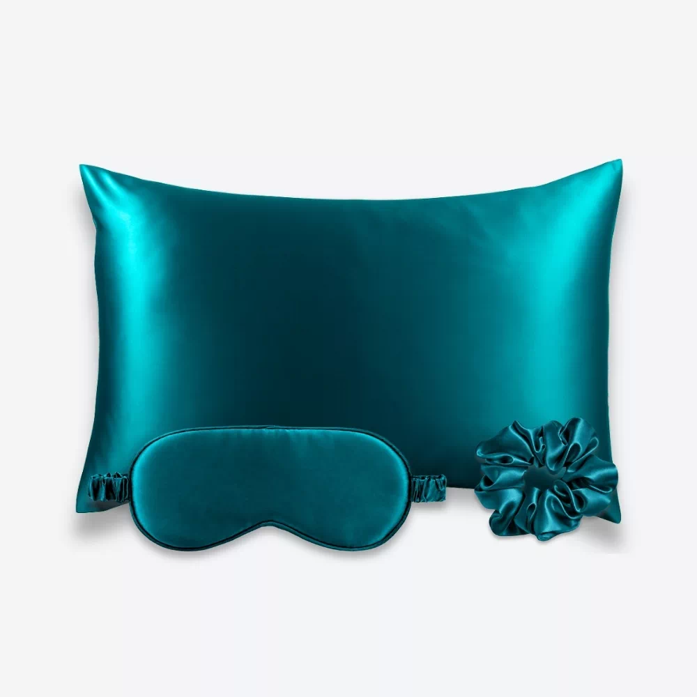 Coffret Les Essentiels : taie d’oreiller, masque de nuit classique et grand chouchou, tous en soie bleu canard.