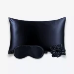 Coffret Les Essentiels : taie d’oreiller, masque de nuit classique et grand chouchou, tous en soie bleu nuit.