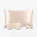 Coffret Les Essentiels : taie d’oreiller, masque de nuit classique et grand chouchou, tous en soie champagne.