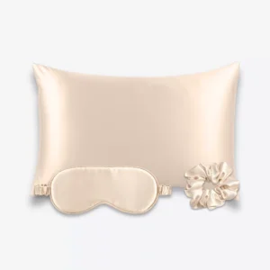 Coffret Les Essentiels : taie d’oreiller, masque de nuit classique et grand chouchou, tous en soie champagne.