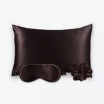 Coffret Les Essentiels : taie d’oreiller, masque de nuit classique et grand chouchou, tous en soie marron chocolat.