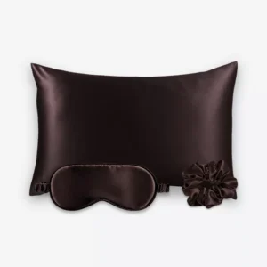 Coffret Les Essentiels : taie d’oreiller, masque de nuit classique et grand chouchou, tous en soie marron chocolat.