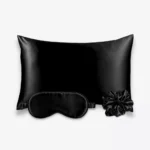 Coffret Les Essentiels : taie d’oreiller, masque de nuit classique et grand chouchou, tous en soie noire.