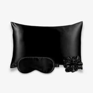 Coffret Les Essentiels : taie d’oreiller, masque de nuit classique et grand chouchou, tous en soie noire.