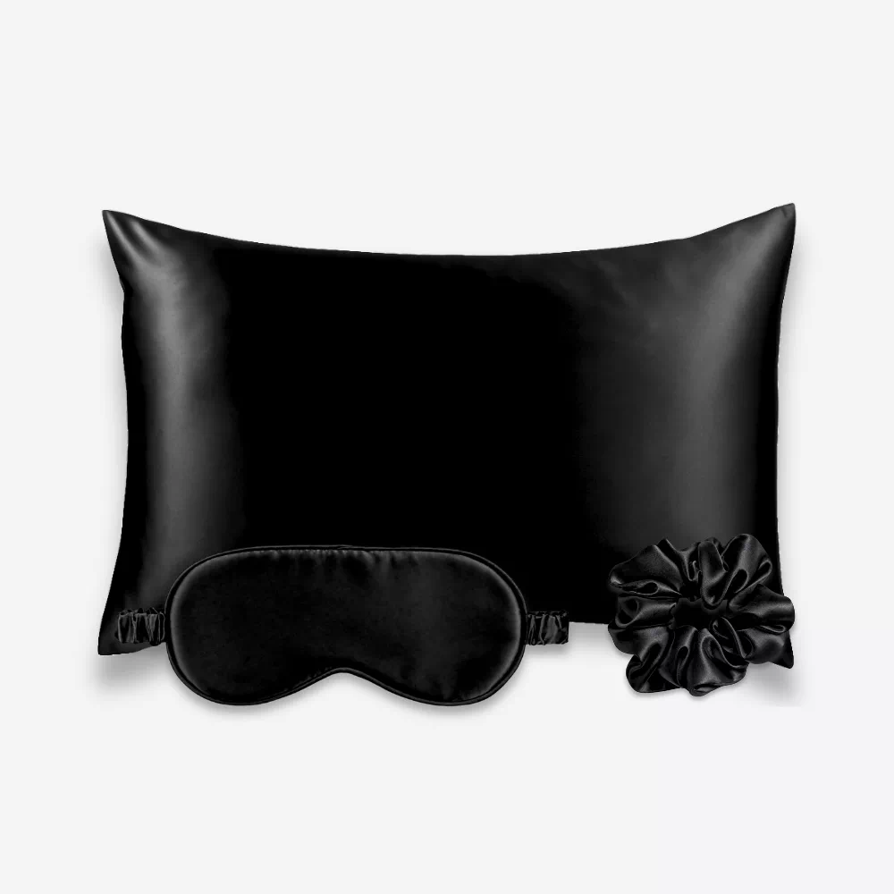 Coffret Les Essentiels : taie d’oreiller, masque de nuit classique et grand chouchou, tous en soie noire.