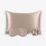 Coffret Les Essentiels : taie d’oreiller, masque de nuit classique et grand chouchou, tous en soie taupe.