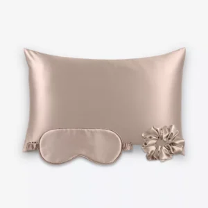 Coffret Les Essentiels : taie d’oreiller, masque de nuit classique et grand chouchou, tous en soie taupe.