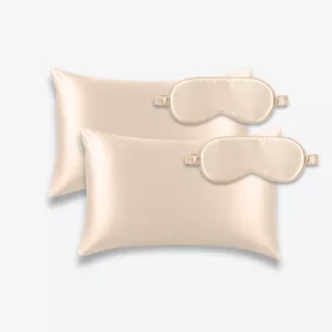 Coffret Nuit à Deux : deux taies d’oreiller et deux masques de nuit classiques en soie champagne.