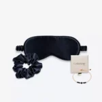 Coffret bleu nuit avec masque de nuit et grand chouchou en soie, accompagné d’un bracelet bleu en or laminé 14k et perles.
