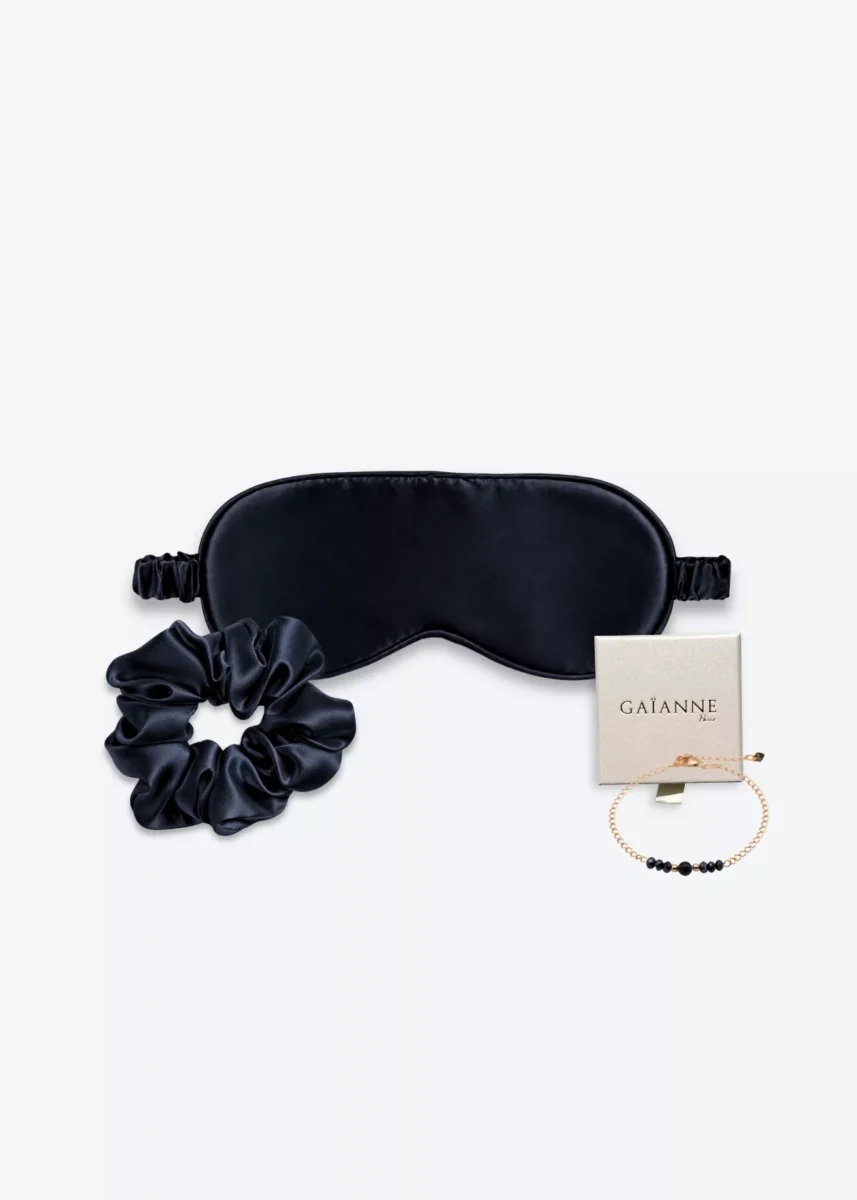Coffret bleu nuit avec masque de nuit et grand chouchou en soie, accompagné d’un bracelet bleu en or laminé 14k et perles.