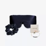 Coffret bleu nuit avec masque bandeau et grand chouchou en soie, accompagné d’un bracelet bleu en or laminé 14k et perles.